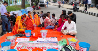 चुरे दोहान रोक्न हिडेर काठमाडौं आएका मधेशवासीले सुरु गरे माइतीघरमा धर्ना 