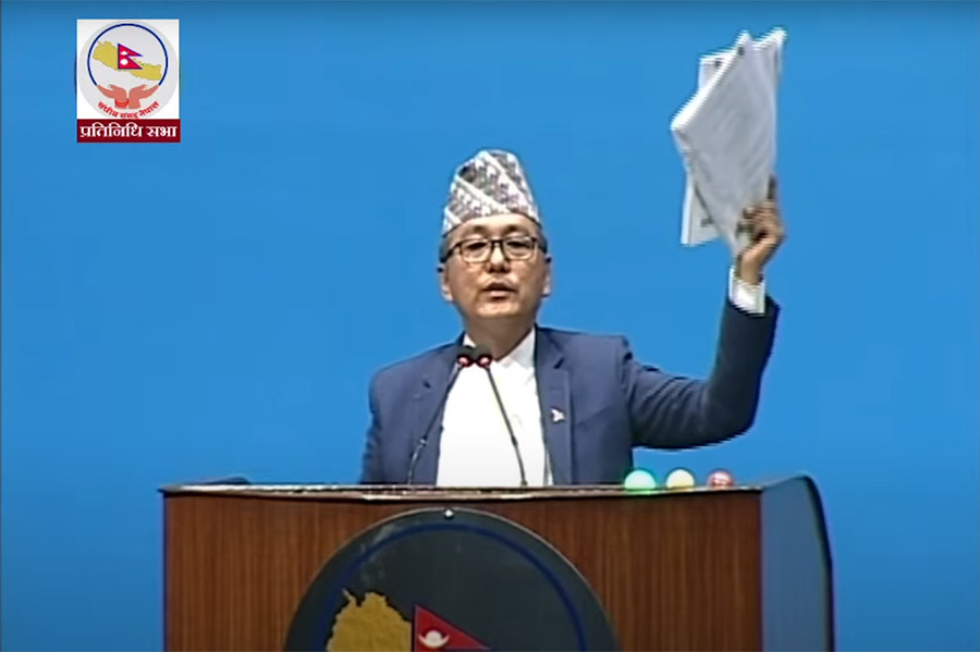 राप्रपा अध्यक्ष राजेन्द्र लिङ्देनले रोष्ट्रममै च्याते बजेट पुस्तिका