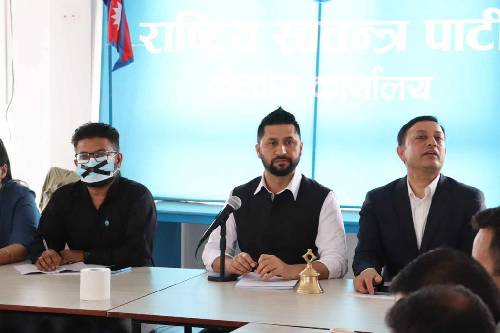 रास्वपाका महामन्त्री मुकुल ढकाल मुखमा कालो टेप लगाएर बैठकमा सहभागी
