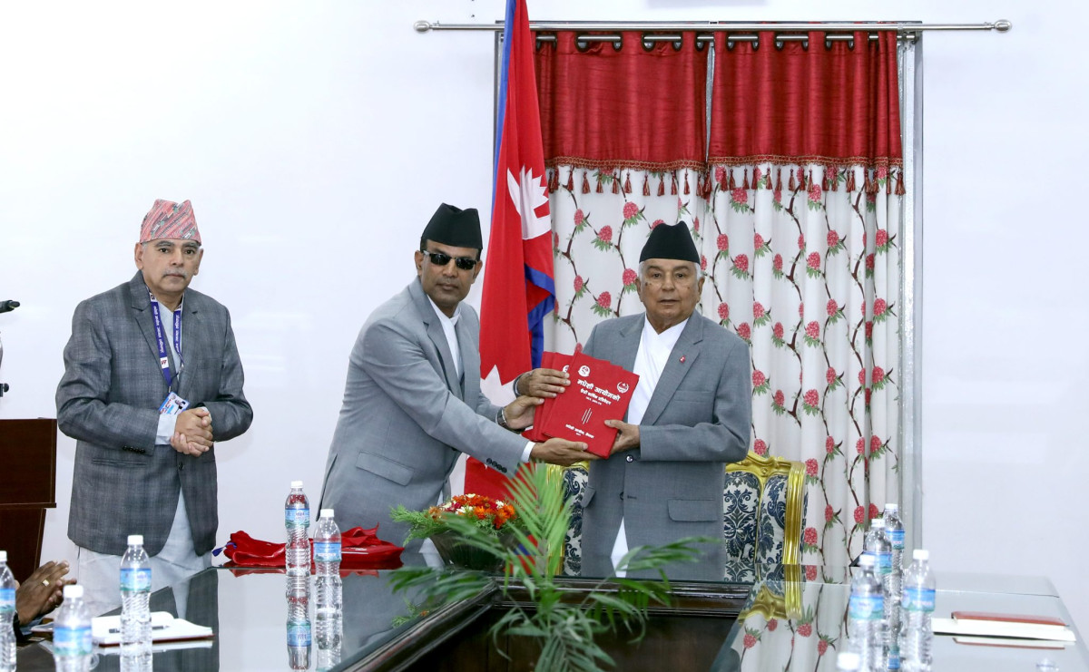 मधेशी आयोगद्धारा वार्षिक प्रतिवेदन राष्ट्रपति समक्ष पेश 