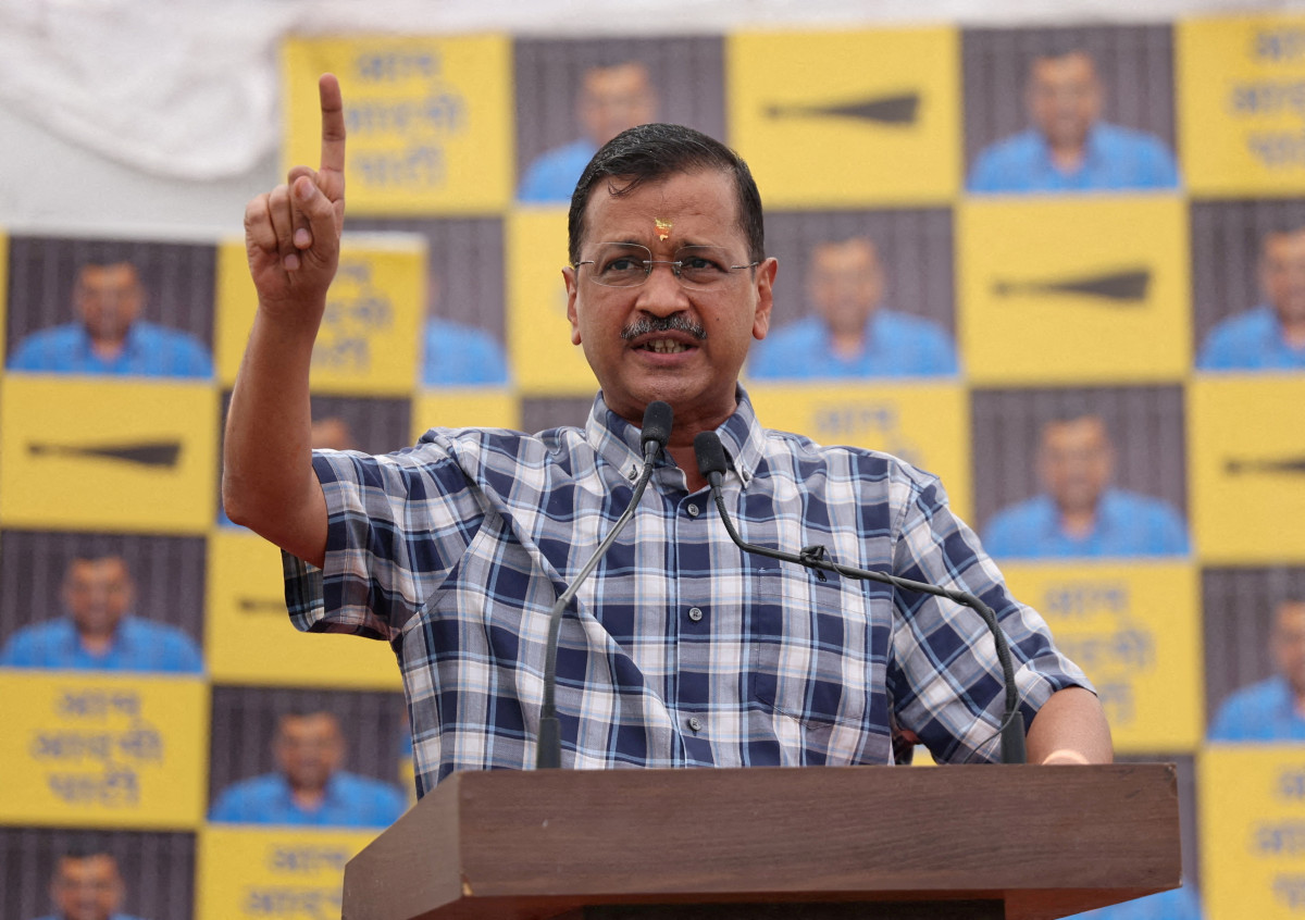 दिल्लीका मुख्यमन्त्री केजरीवालले राजीनामा दिँदै 