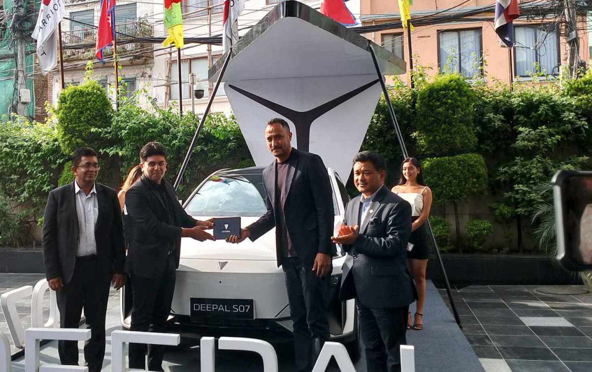 दीपालको बान्ड एम्बेसडरमा पारस खड्का 
