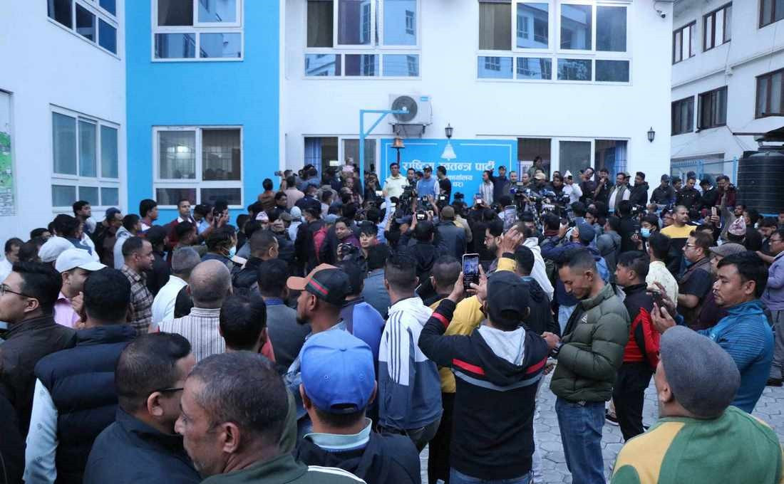 रवि लामिछाने पक्राउ पर्दा घण्टीघरमा प्रधानमन्त्रीविरुद्ध नाराबाजी 
