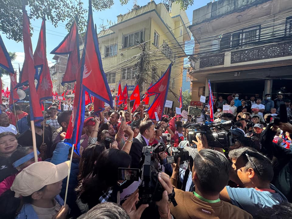 बालुवाटारबाट पक्राउ परेका रास्वपाका सांसदसहित नेता, कार्यकर्ता रिहा 