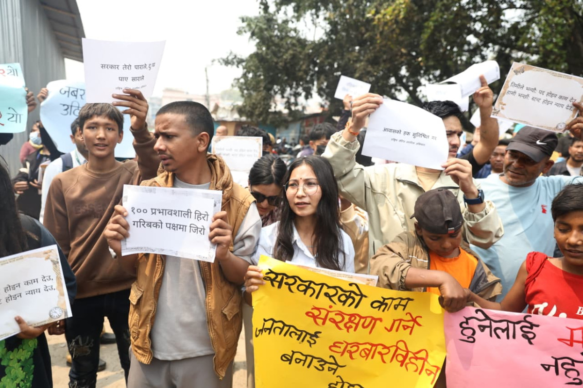 सुकुम्बासी बस्तीमा प्रदर्शन, रवि लामिछानेलाई छाती थाप्न बोलावट 